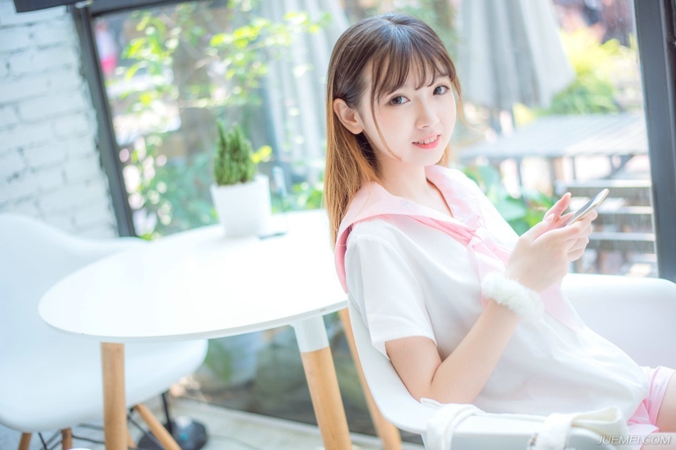 “周郎的魅力，还真不小呢。”吕布冷笑一声：“不过没用，魅力再大，但他命没我硬，至于他的死，我也相当意外，堂堂周公瑾，江东水师大都督，竟然亲自带人跑去奇袭，或者可以理解为自信，而且他差点就成功了，只是诸葛亮太过小心，才使他功败垂成，但就算最后成功了，以他的身份，也不该亲自去做这种事情。”